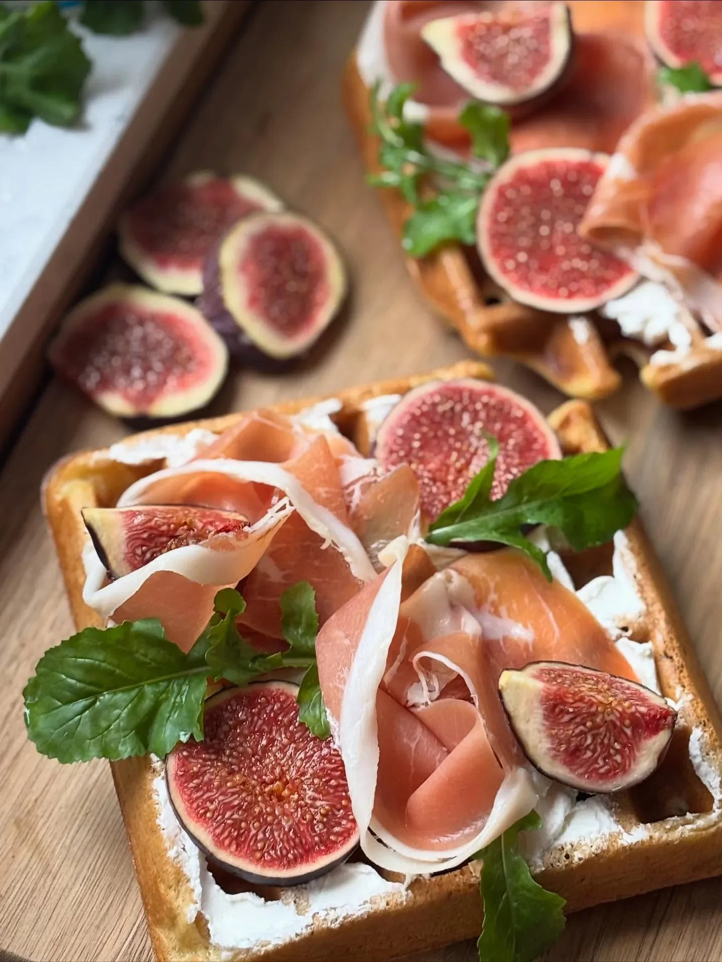 Gofry z zakwasu z figami, szynką Serrano i kremowym serkiem