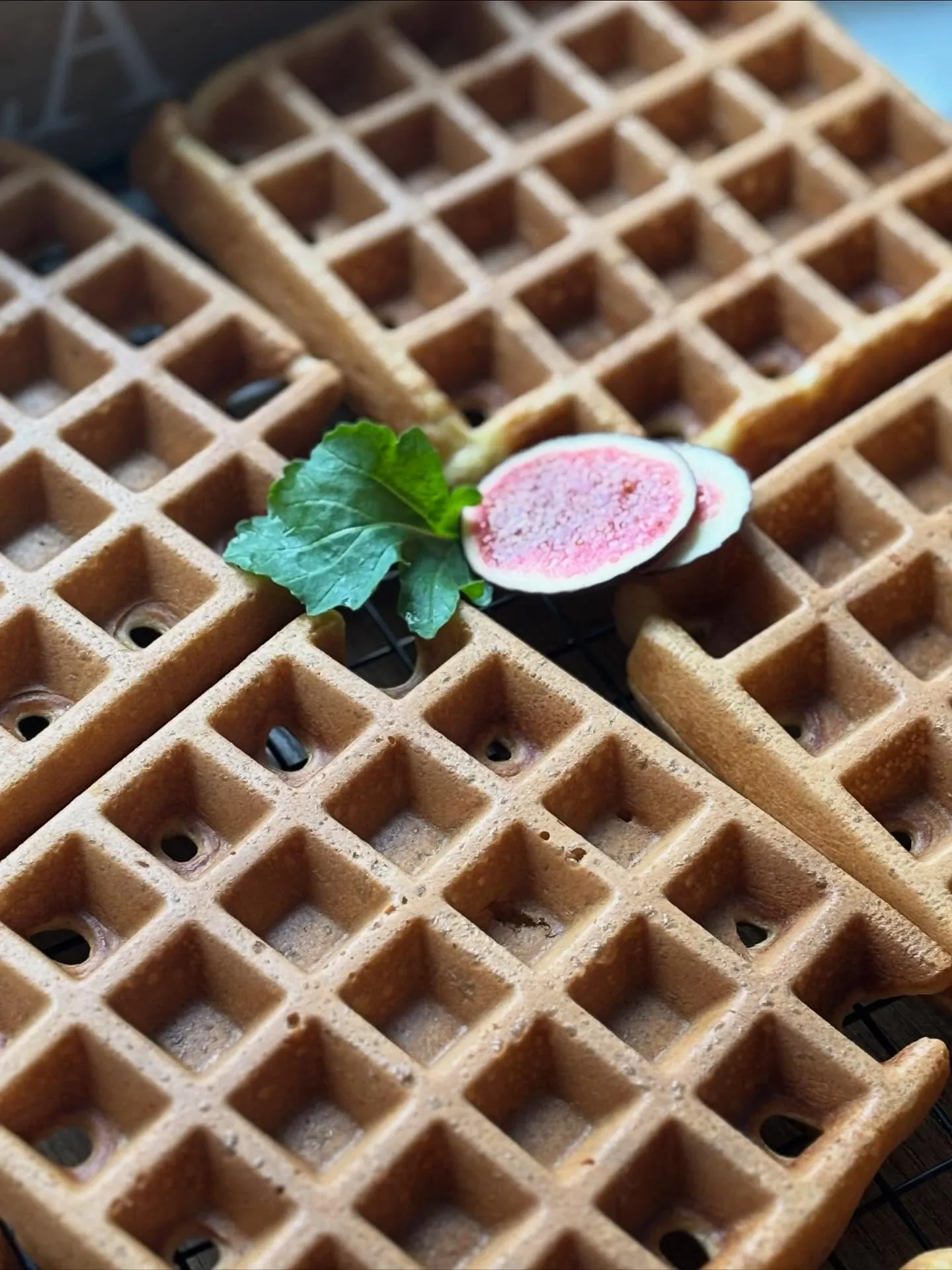 Gofry z zakwasu z figami, szynką Serrano i kremowym serkiem