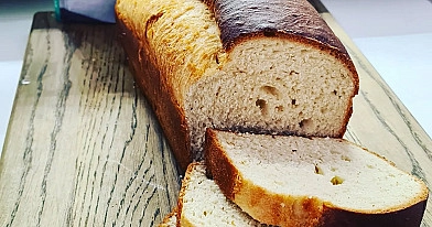 Mājas baltmaize ar sviestu un olām – viegli pagatavojama un mīksta kā mākoņi