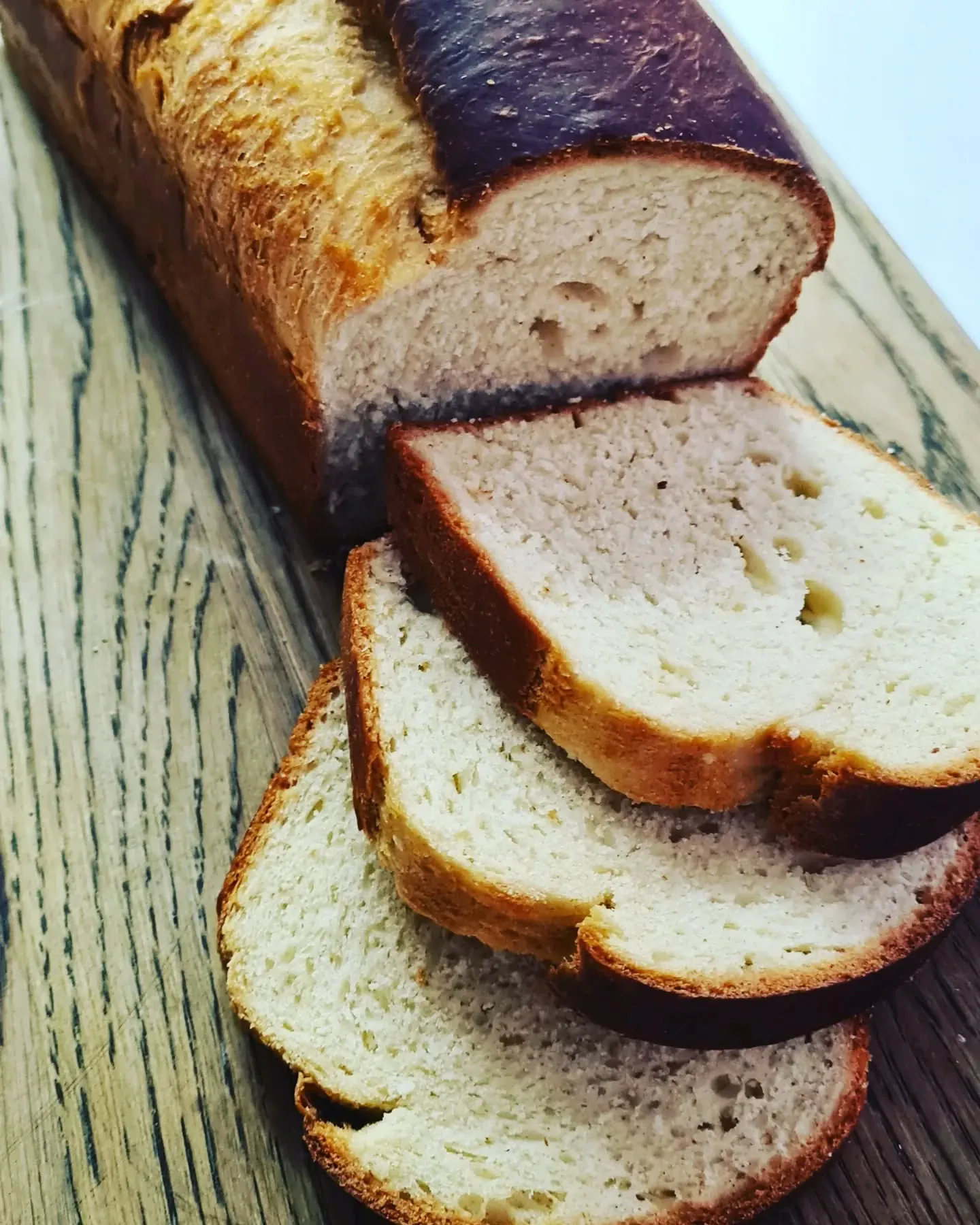 Mājas baltmaize ar sviestu un olām – viegli pagatavojama un mīksta kā mākoņi