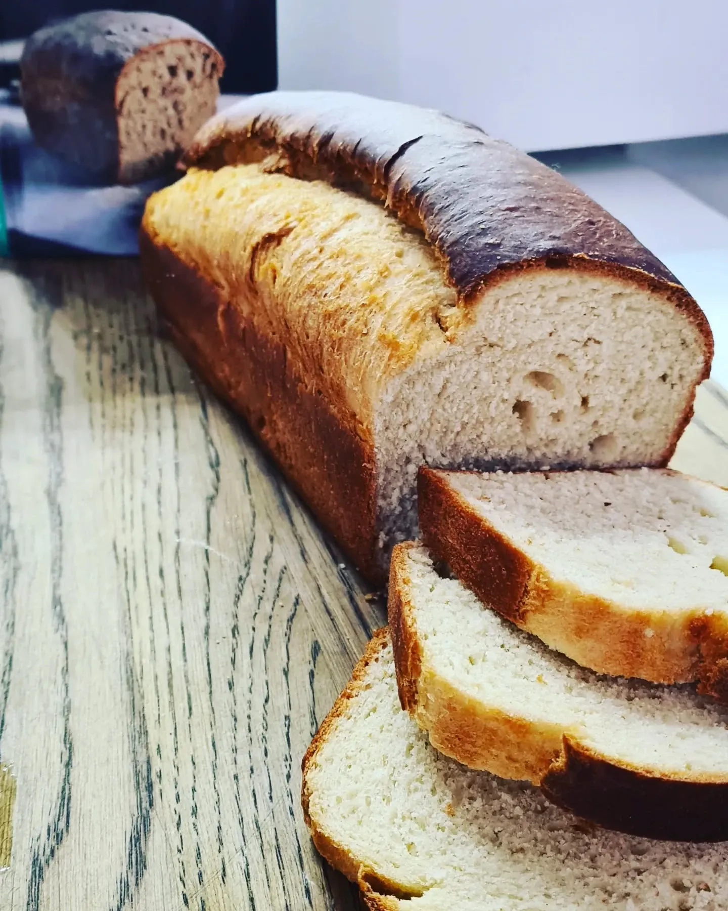 Mājas baltmaize ar sviestu un olām – viegli pagatavojama un mīksta kā mākoņi