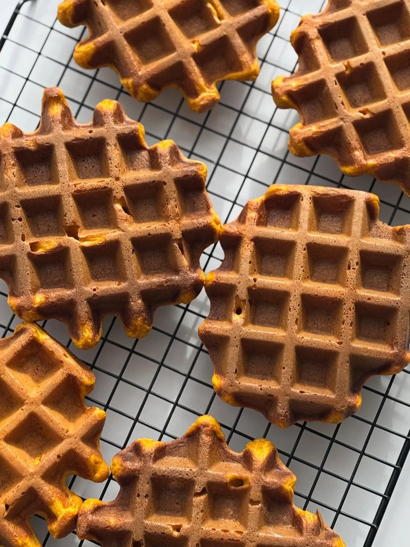 Gofry dyniowe – puszyste, aromatyczne i idealne na jesienne śniadanie