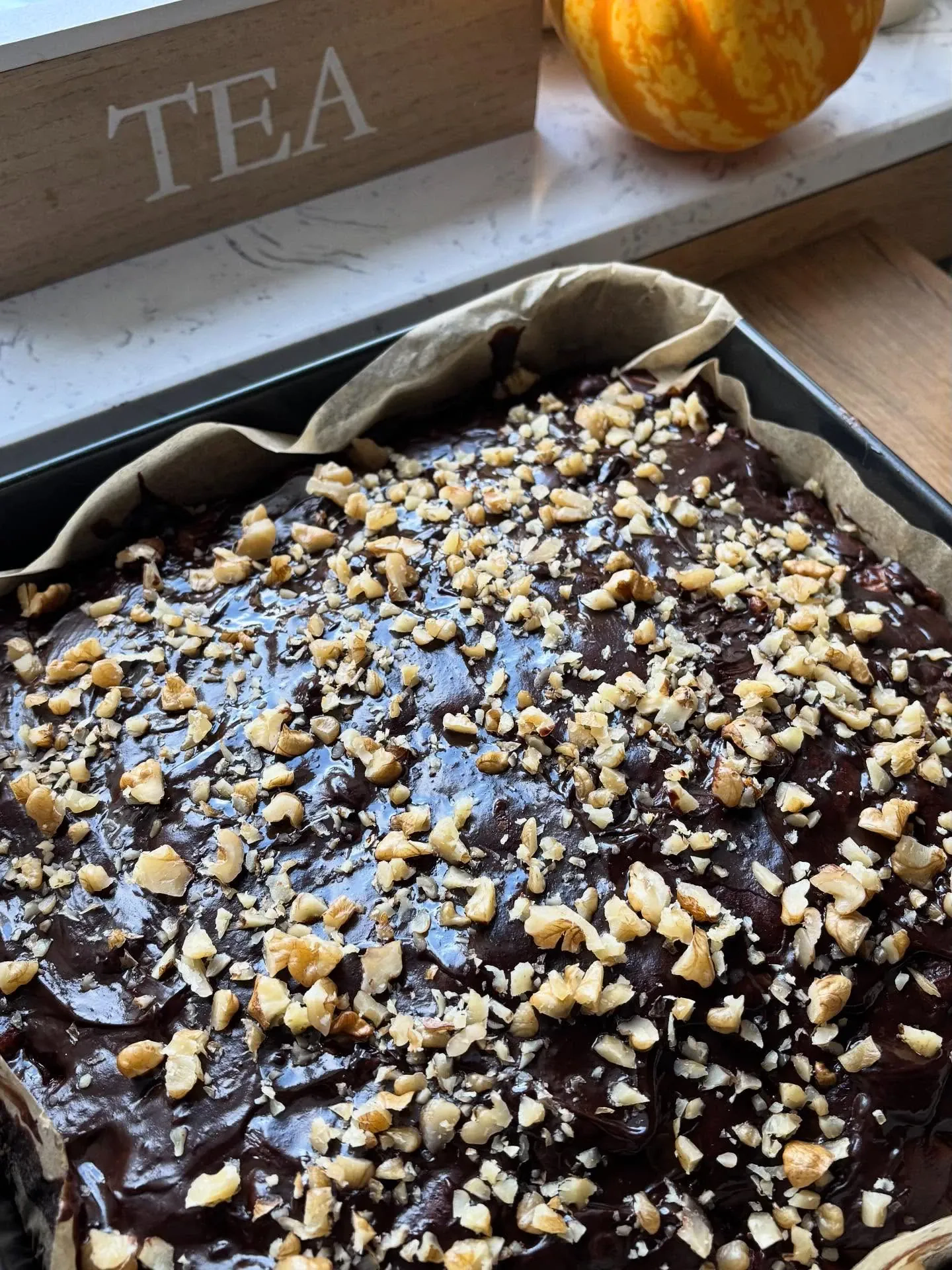 Ciasto czekoladowe z jabłkami i orzechami włoskimi – wilgotne, aromatyczne i pełne smaku 🍎🌰