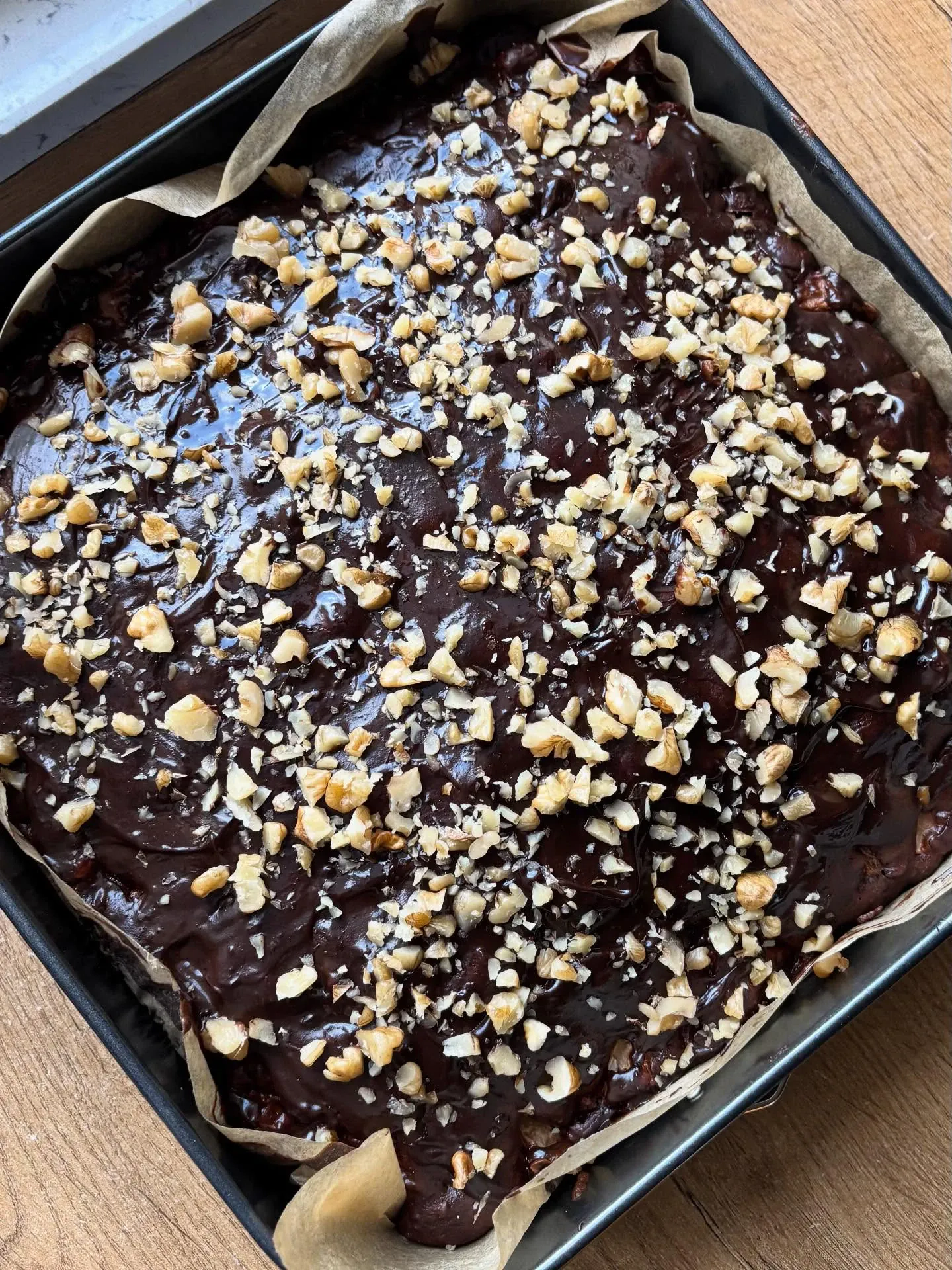 Ciasto czekoladowe z jabłkami i orzechami włoskimi – wilgotne, aromatyczne i pełne smaku 🍎🌰