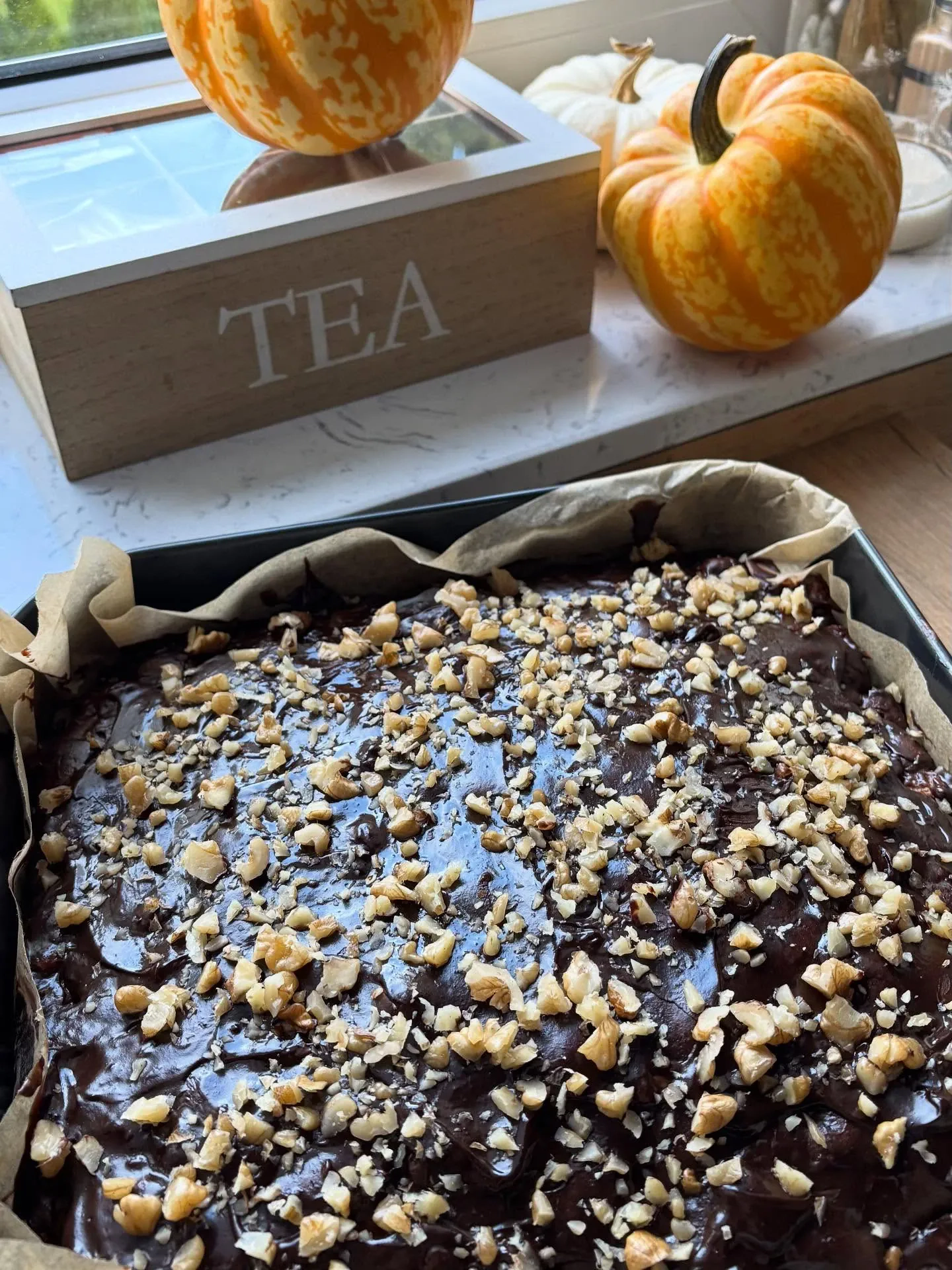 Ciasto czekoladowe z jabłkami i orzechami włoskimi – wilgotne, aromatyczne i pełne smaku 🍎🌰