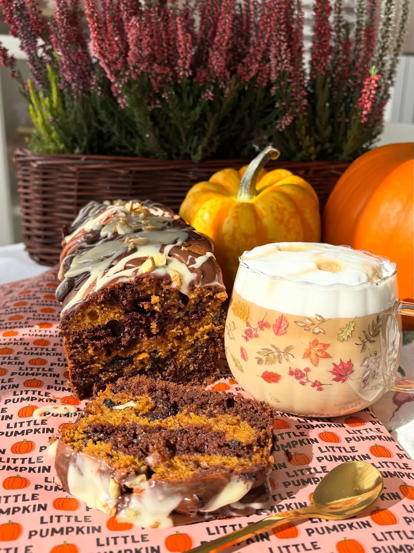 Wilgotne ciasto dyniowo-czekoladowe z orzechami i polewą