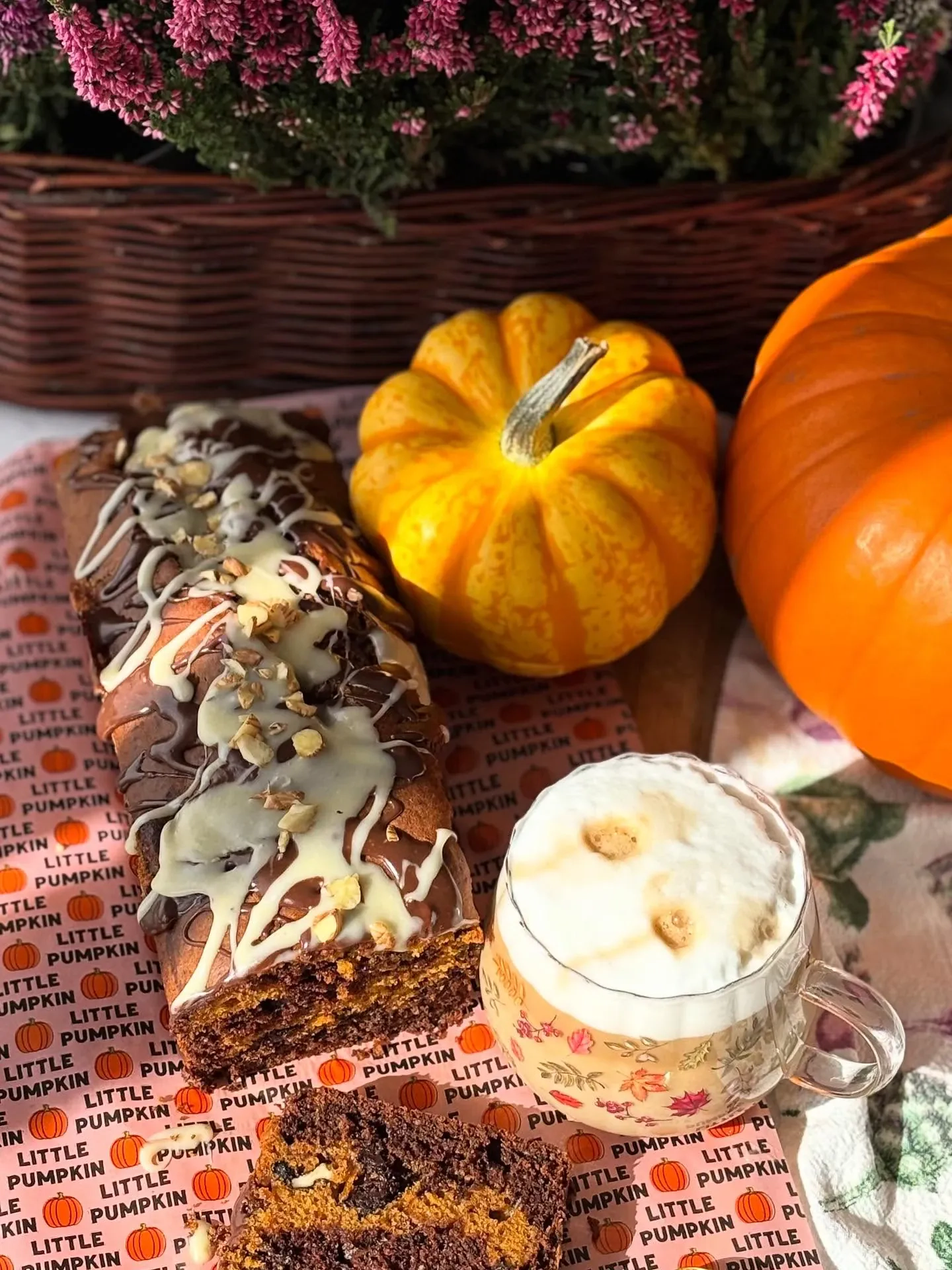 Wilgotne ciasto dyniowo-czekoladowe z orzechami i polewą