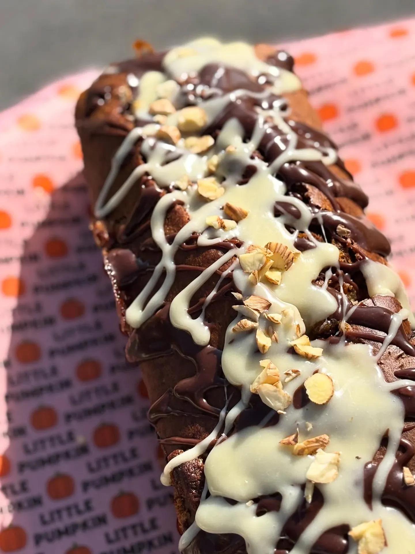 Wilgotne ciasto dyniowo-czekoladowe z orzechami i polewą