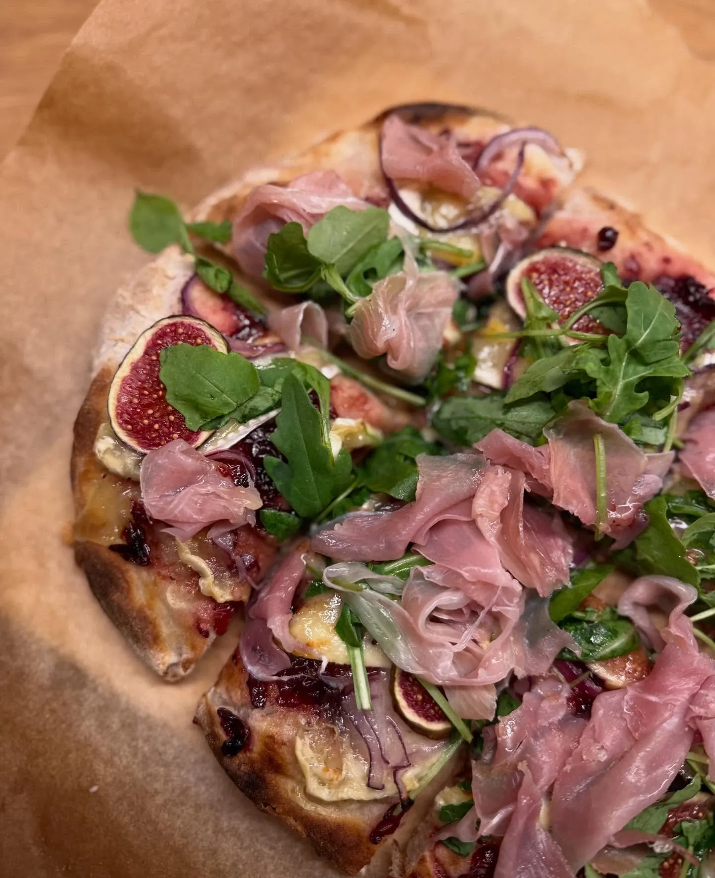 Jesienna pinsa z figami, camembertem i szynką parmeńską – aromatyczna pizza w stylu włoskim