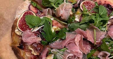 Jesienna pinsa z figami, camembertem i szynką parmeńską – aromatyczna pizza w stylu włoskim