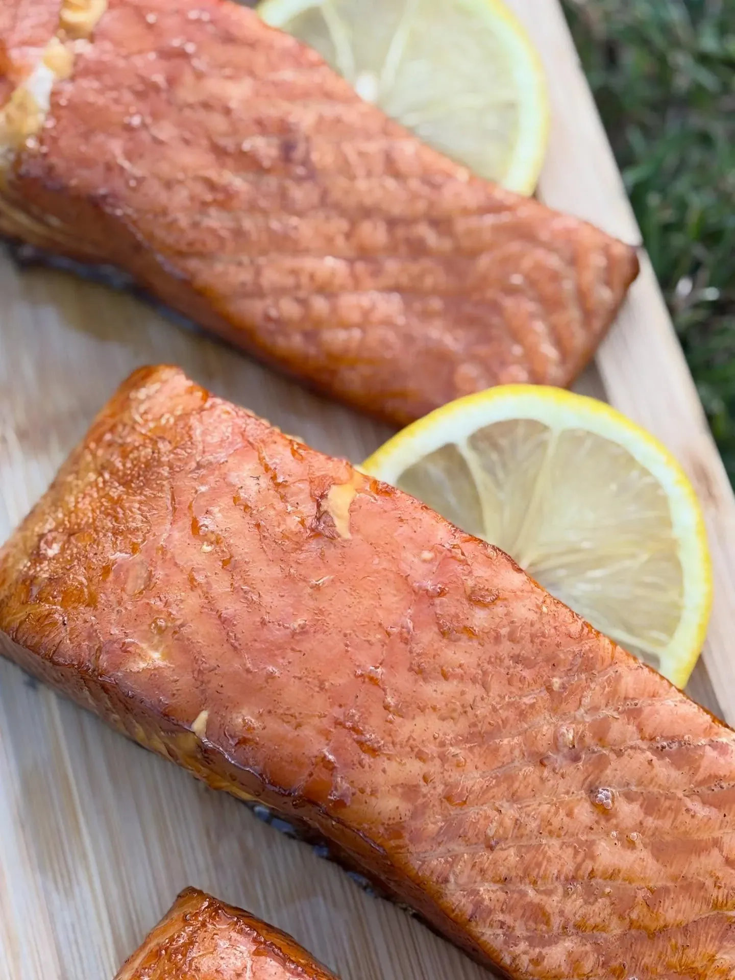 Łosoś wędzony domowym sposobem – przepis na doskonałą rybę z wędzarni