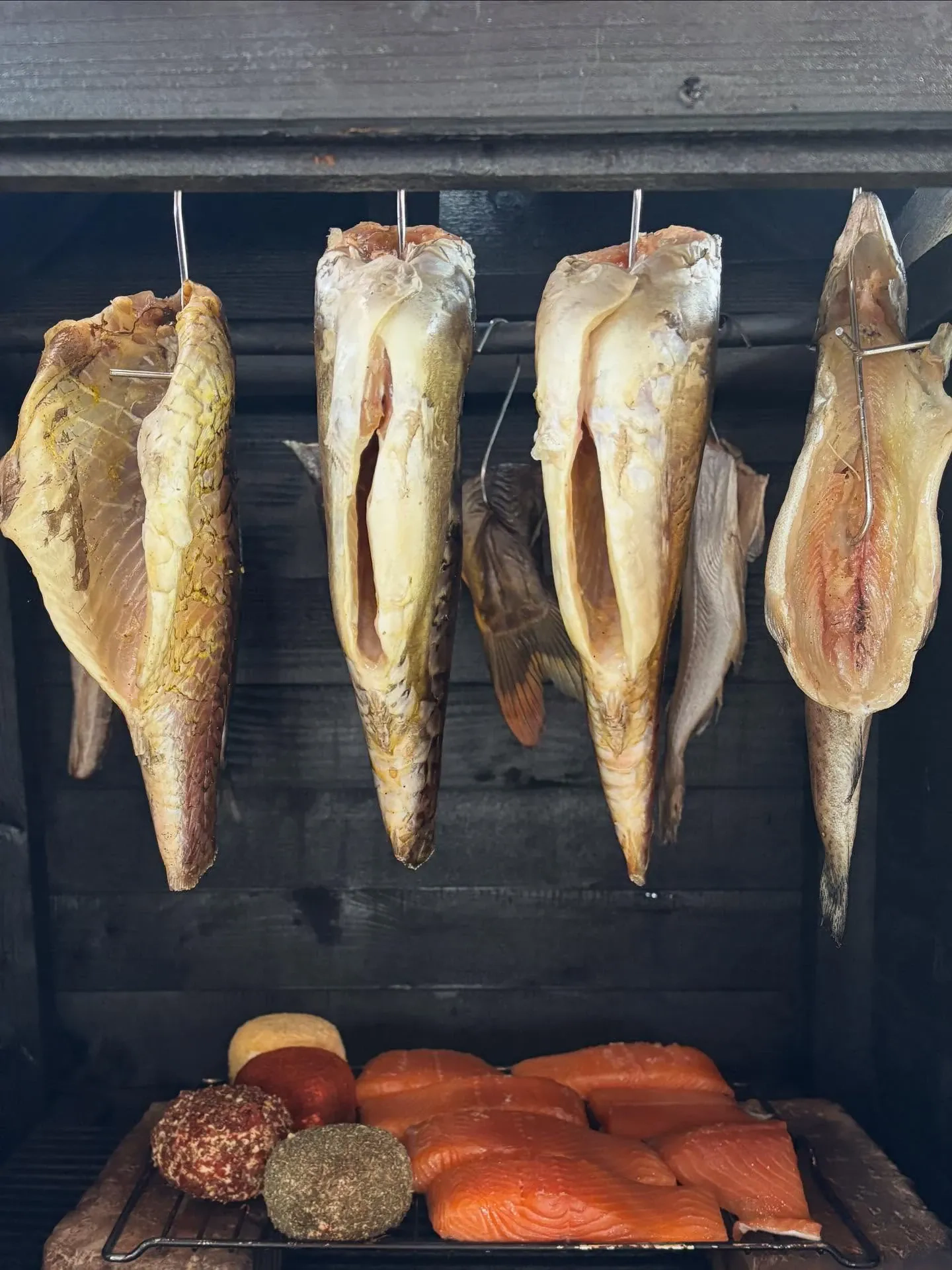 Łosoś wędzony domowym sposobem – przepis na doskonałą rybę z wędzarni