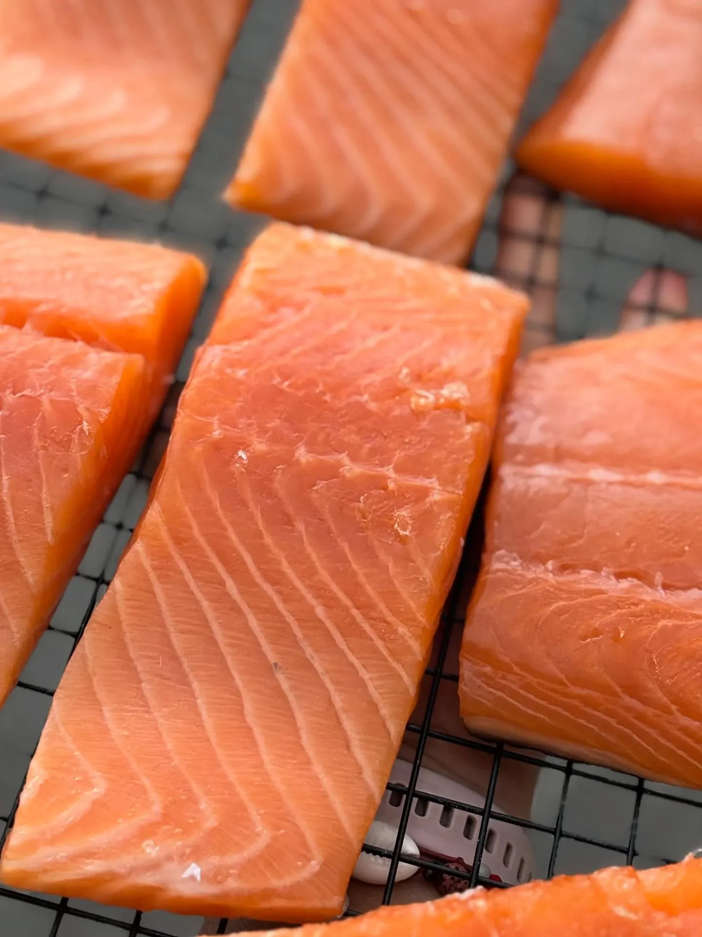 Łosoś wędzony domowym sposobem – przepis na doskonałą rybę z wędzarni