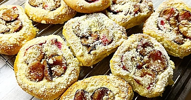 Drożdżówki ze śliwkami i kruszonką