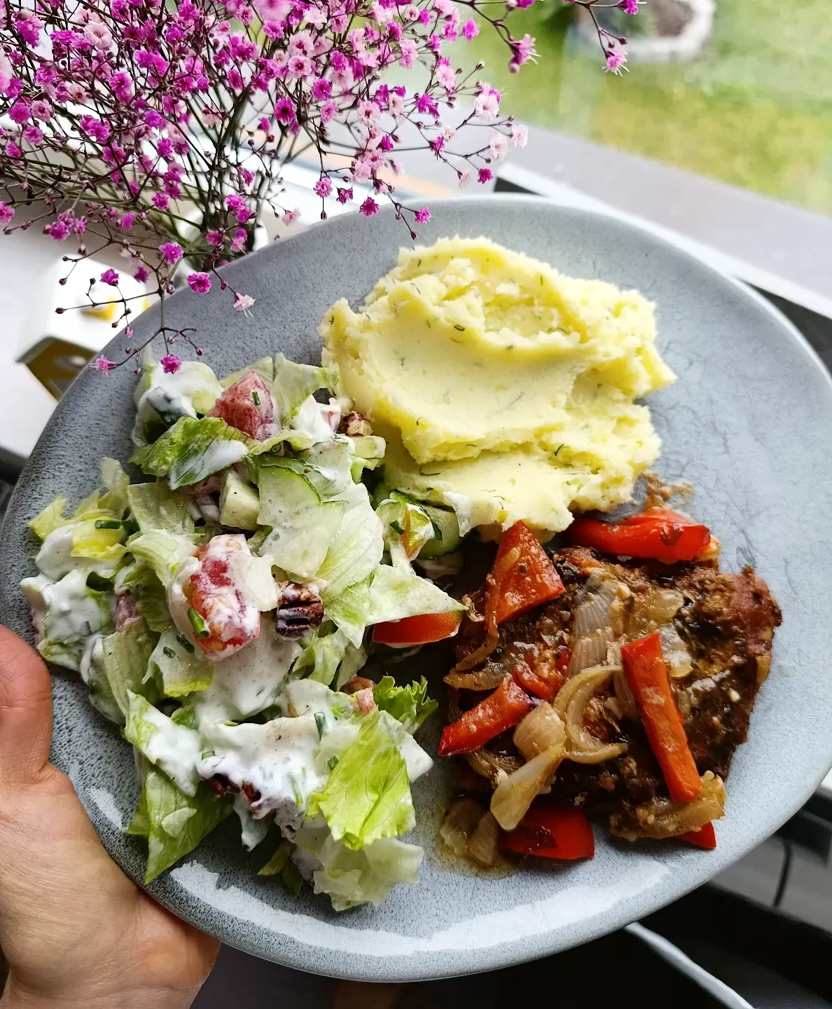 Karkówka z piekarnika z warzywami i kremowym puree z koperkiem