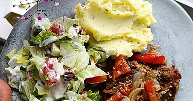 Karkówka z piekarnika z warzywami i kremowym puree z koperkiem