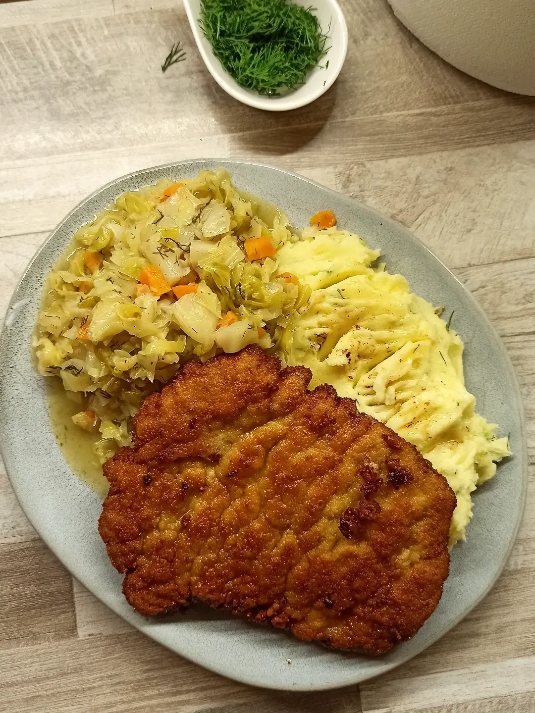 Kotlet schabowy z puree i kapustą zasmażaną