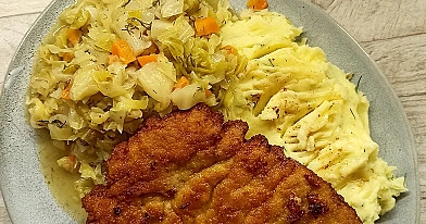 Kotlet schabowy z puree i kapustą zasmażaną