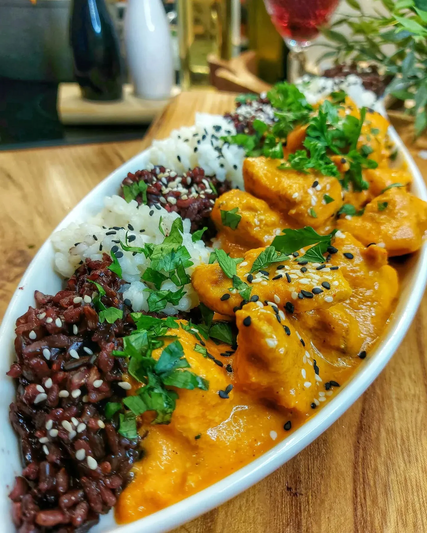 Kurczak tikka masala w kremowym sosie pomidorowo-śmietanowym