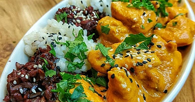 Kurczak tikka masala w kremowym sosie pomidorowo-śmietanowym