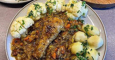 Duszone udka z kurczaka ze smażoną kapustą i warzywami