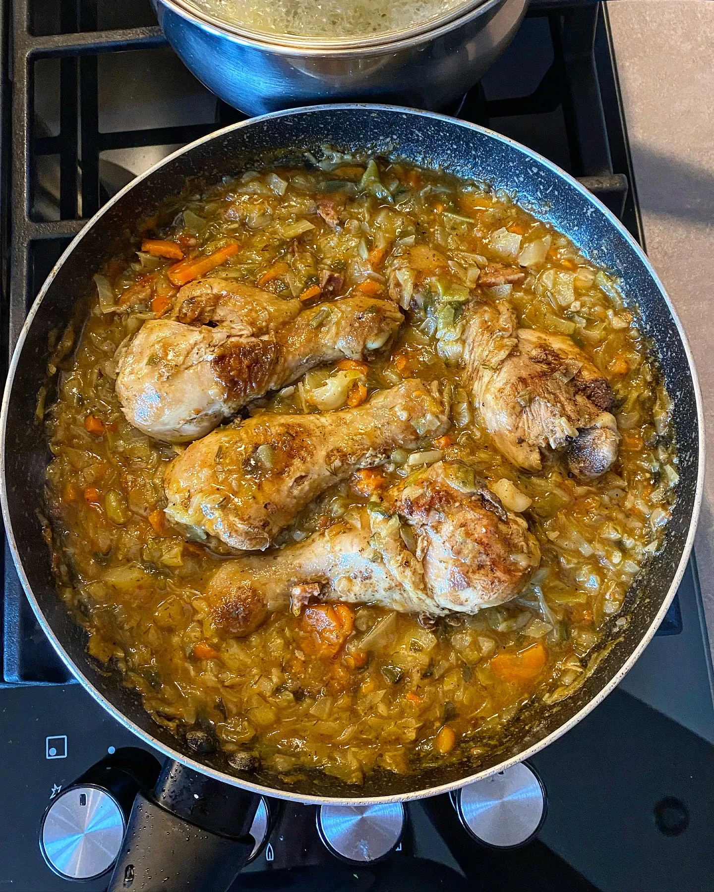 Duszone udka z kurczaka ze smażoną kapustą i warzywami