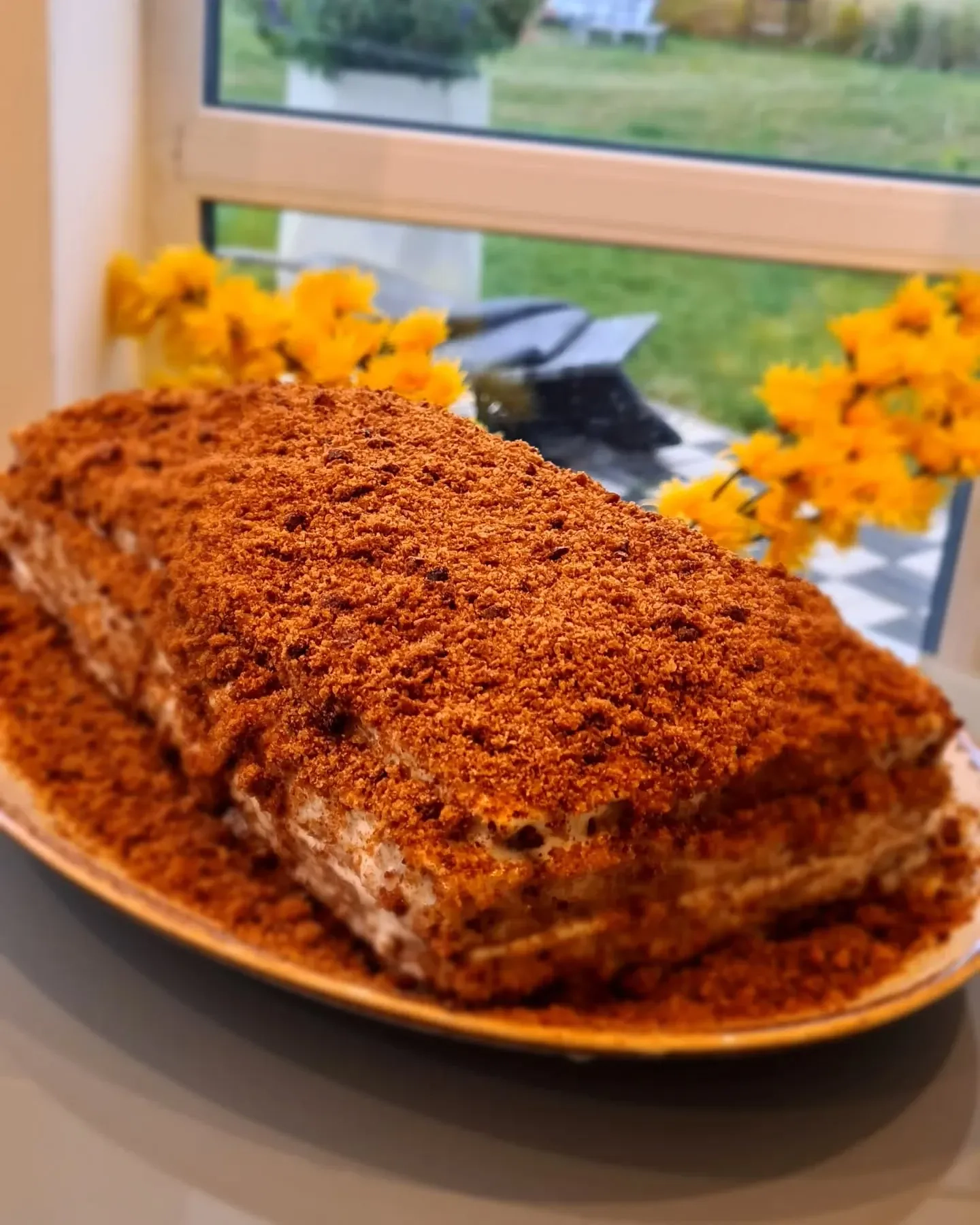 Veselīga mājas medus kūka bez cukura ar auzu miltiem un skābo krējumu