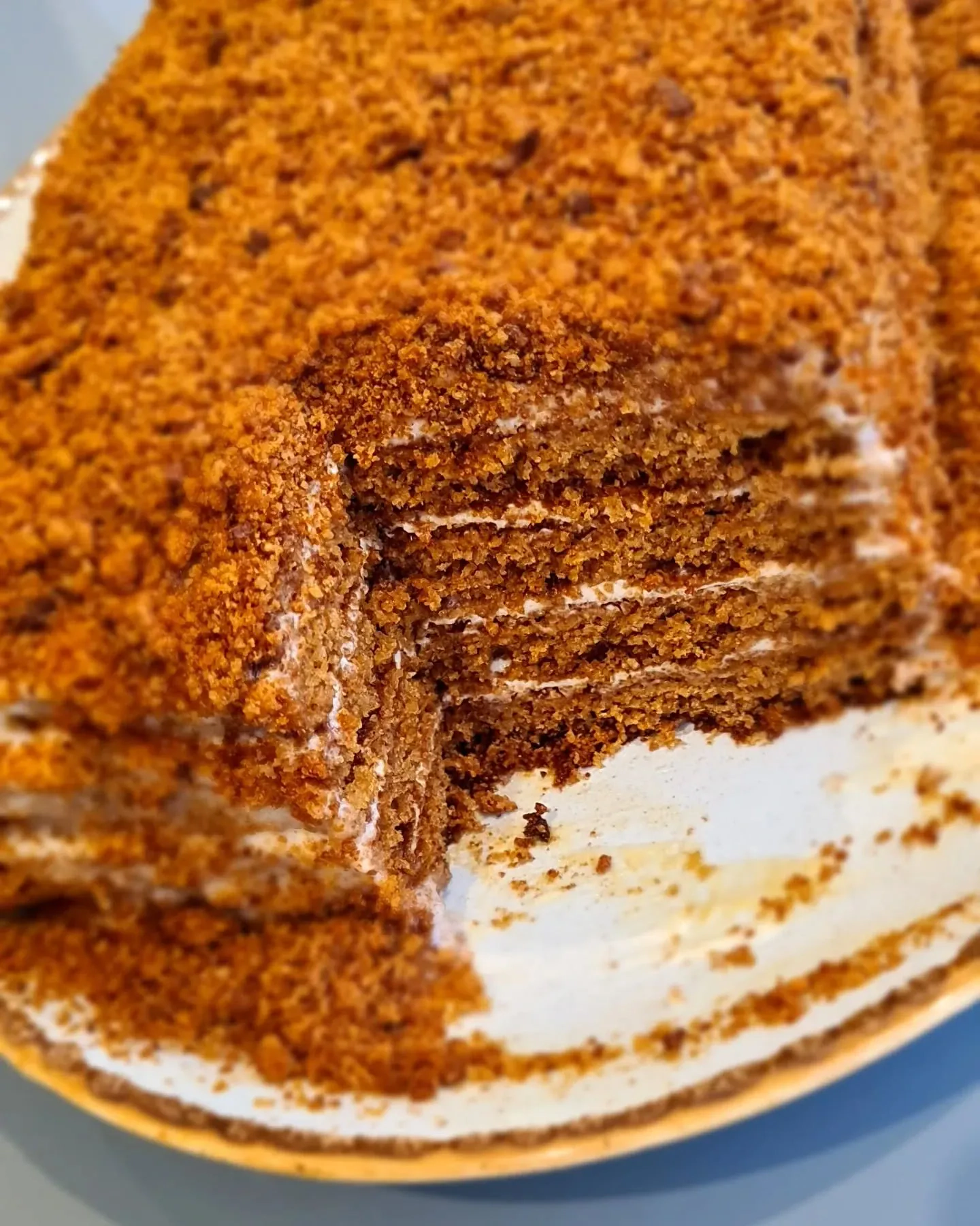 Veselīga mājas medus kūka bez cukura ar auzu miltiem un skābo krējumu