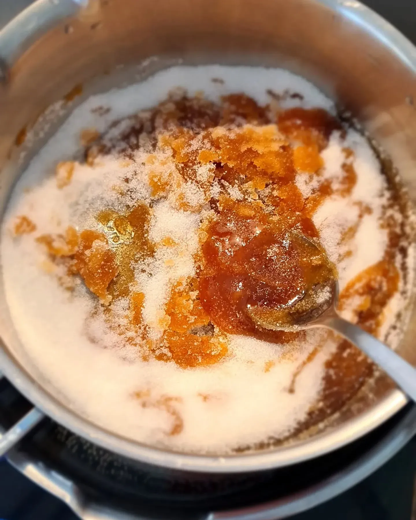 Veselīga mājas medus kūka bez cukura ar auzu miltiem un skābo krējumu