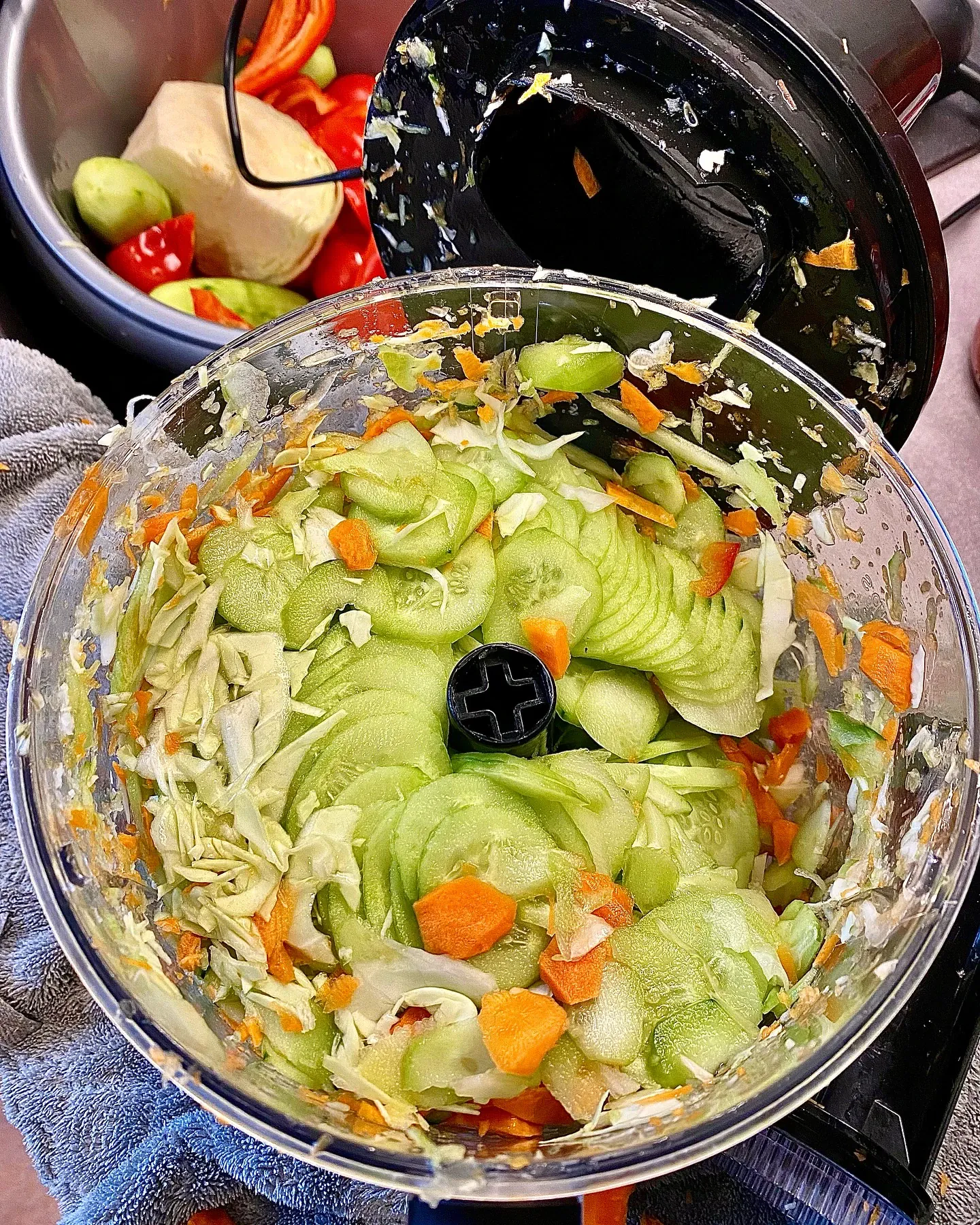 Sałatka jarzynowa do słoików na zimę – domowy przepis z ogórków, papryki i kapusty