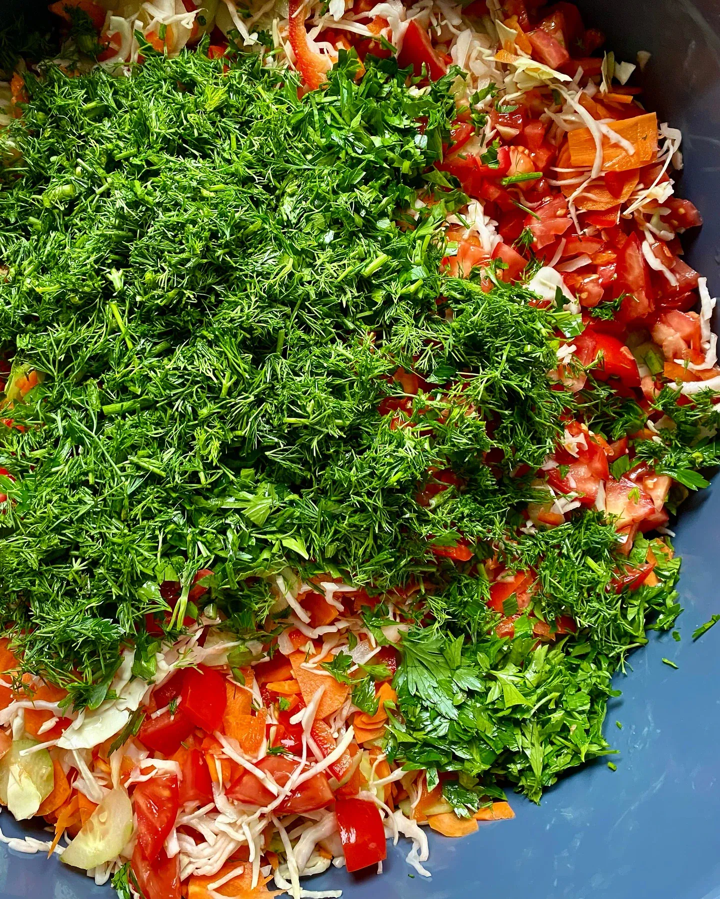 Sałatka jarzynowa do słoików na zimę – domowy przepis z ogórków, papryki i kapusty