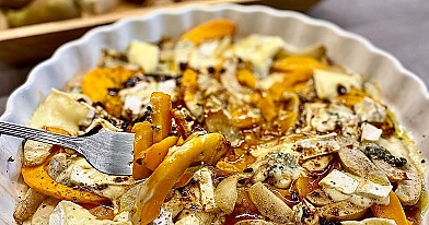 Dynia pieczona z gruszką i serami – kremowa zapiekanka o jesiennym aromacie