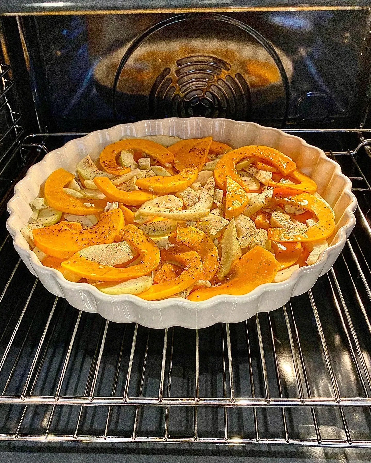 Dynia pieczona z gruszką i serami – kremowa zapiekanka o jesiennym aromacie