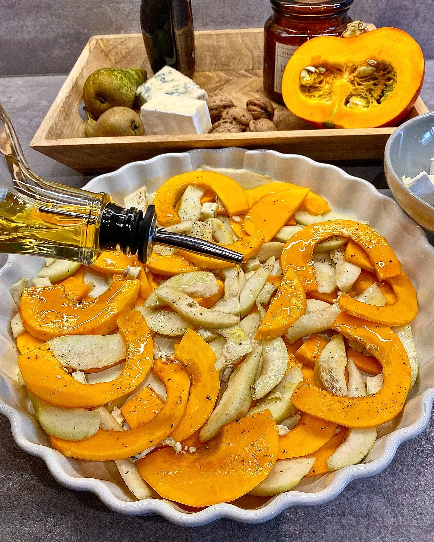 Dynia pieczona z gruszką i serami – kremowa zapiekanka o jesiennym aromacie