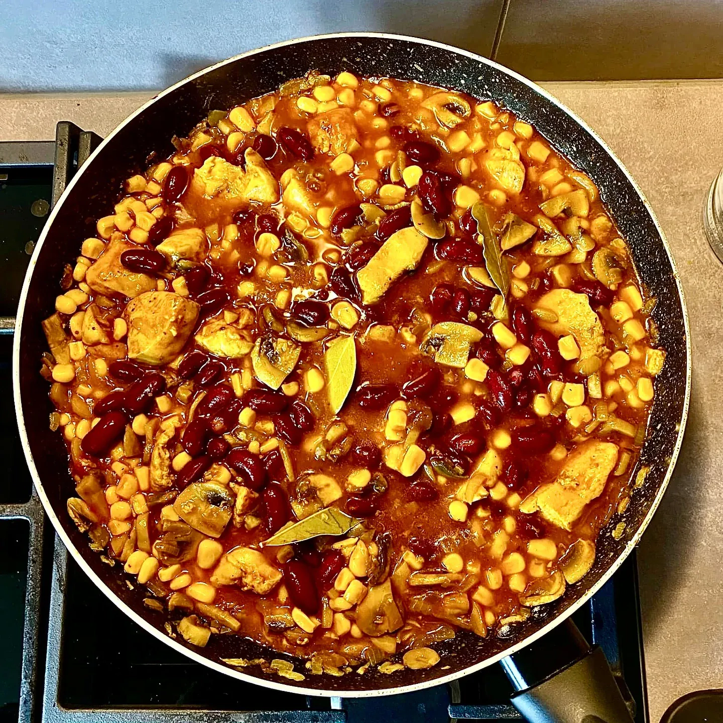 Danie jednogarnkowe z kurczakiem, fasolą i kukurydzą