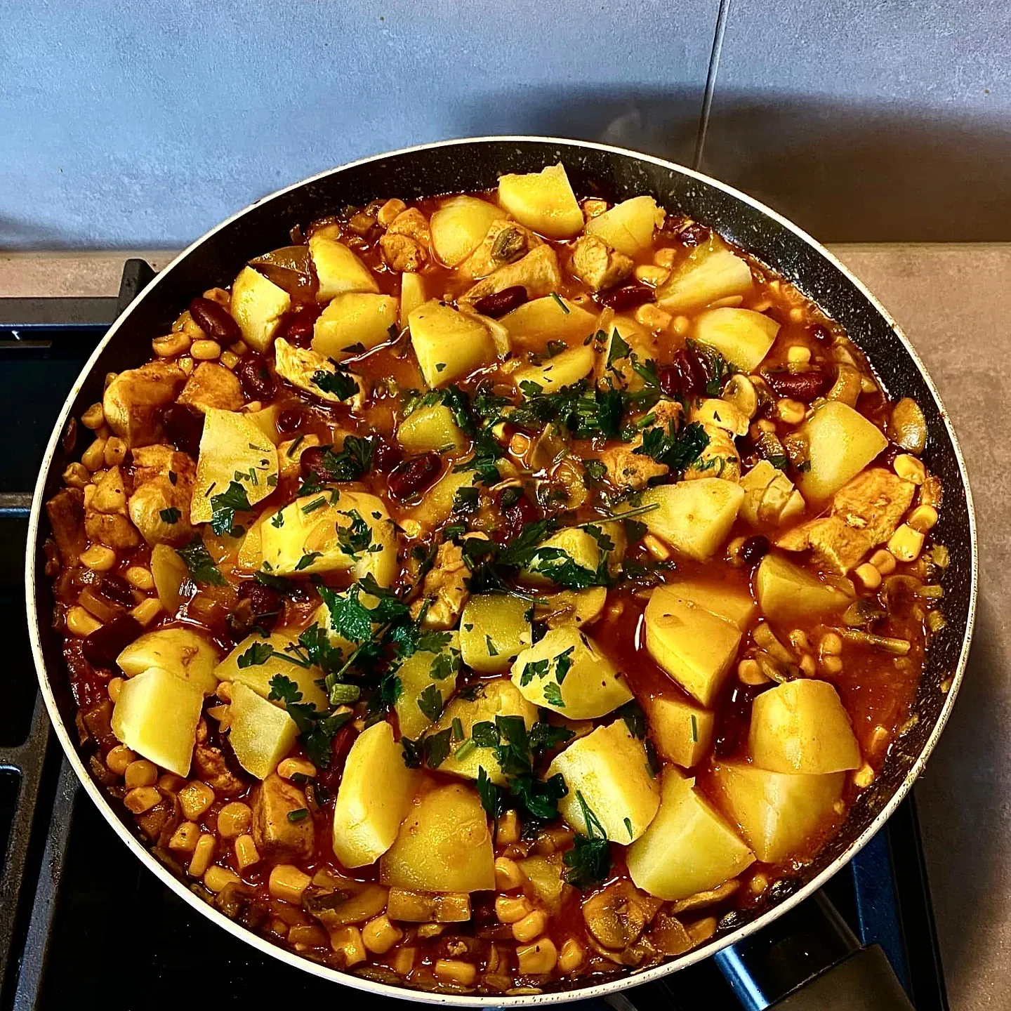 Danie jednogarnkowe z kurczakiem, fasolą i kukurydzą