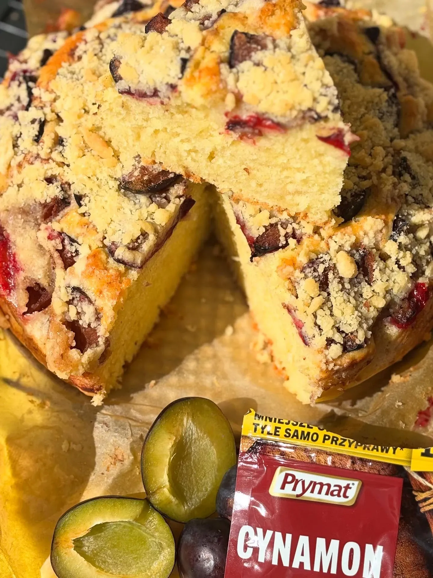 Puszyste ciasto ze śliwkami i cynamonową kruszonką