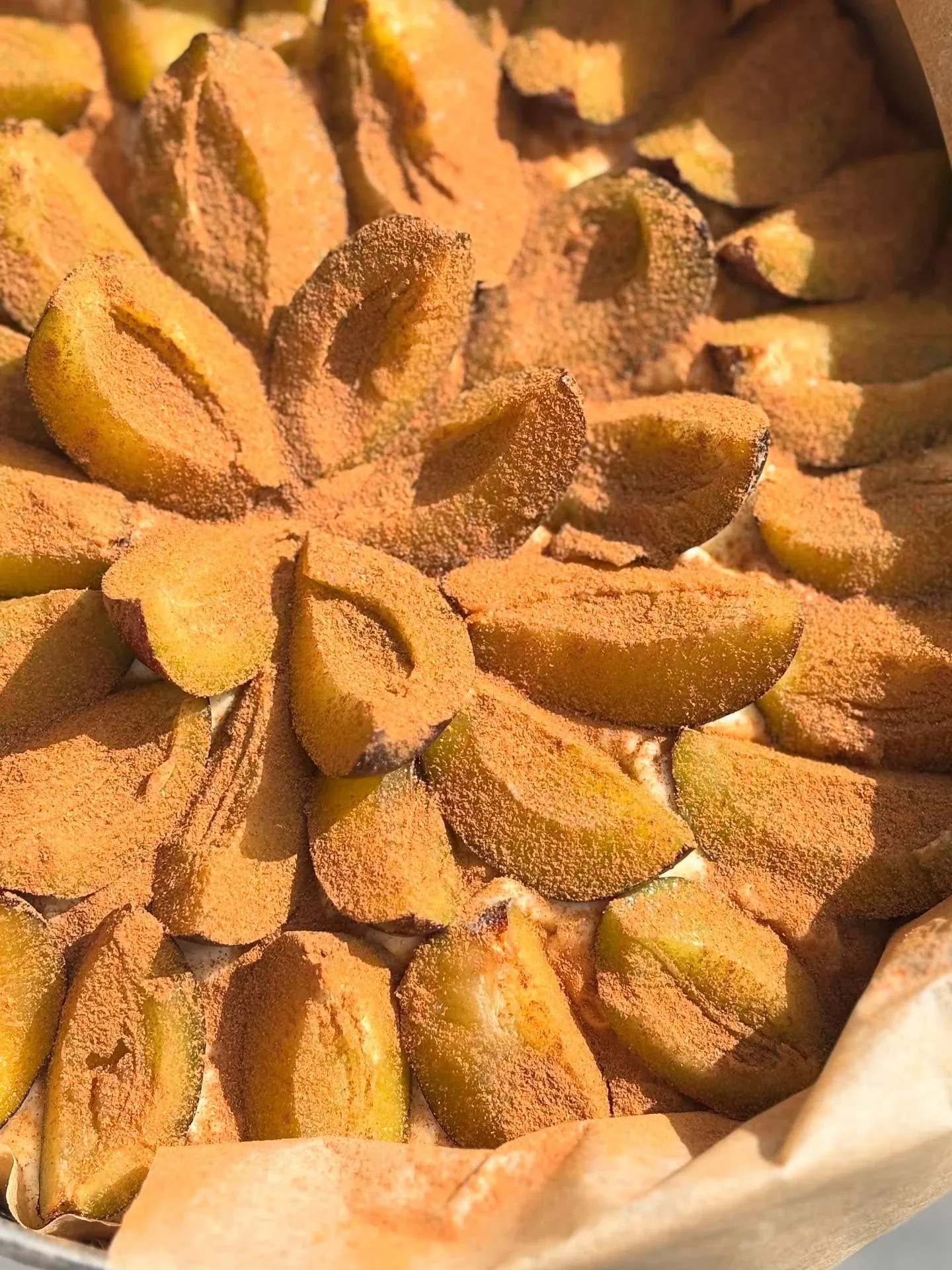 Puszyste ciasto ze śliwkami i cynamonową kruszonką