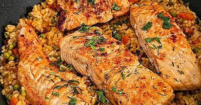 Duszony łosoś na risotto z warzywami