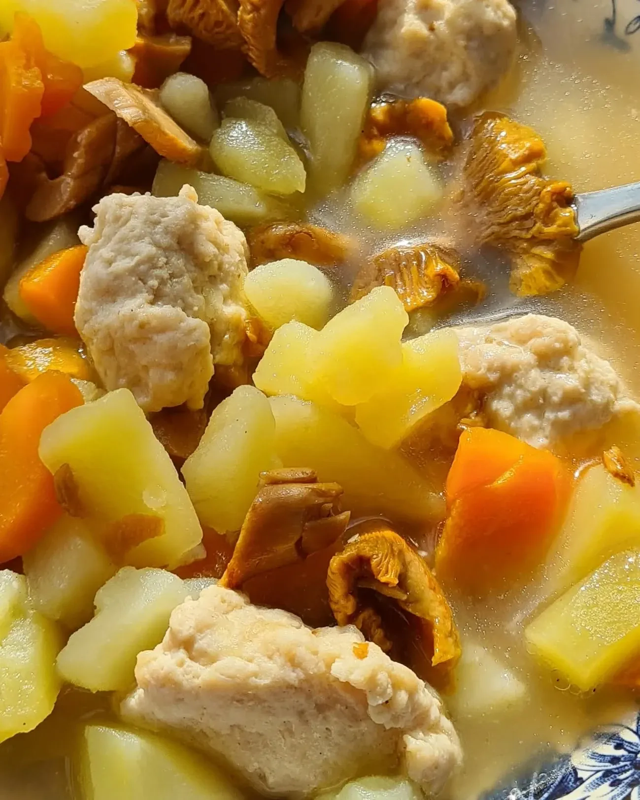 Gaileņu zupa ar vistas frikadelēm