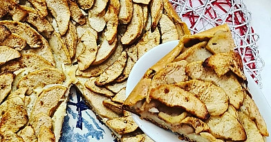 Maiga un mitra ābolu kūka ar kefīru un kanēli
