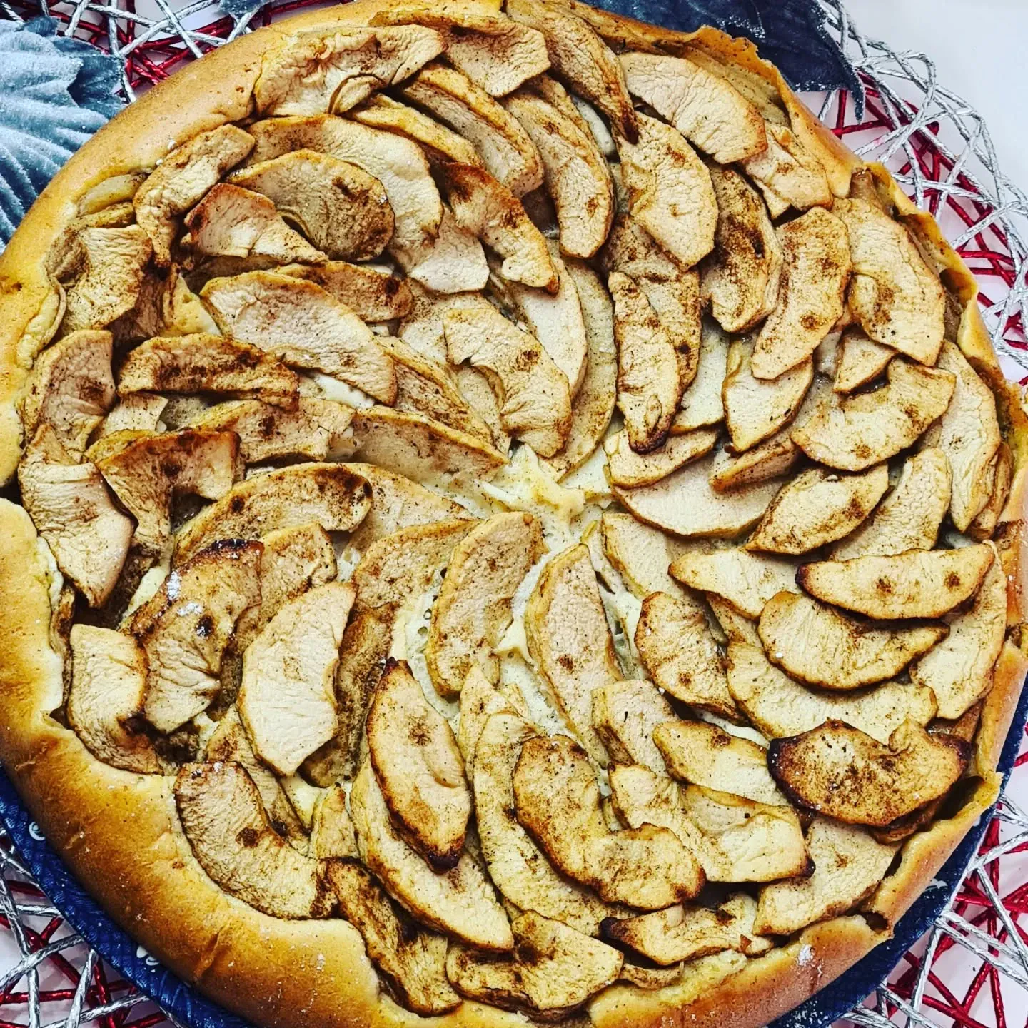 Maiga un mitra ābolu kūka ar kefīru un kanēli