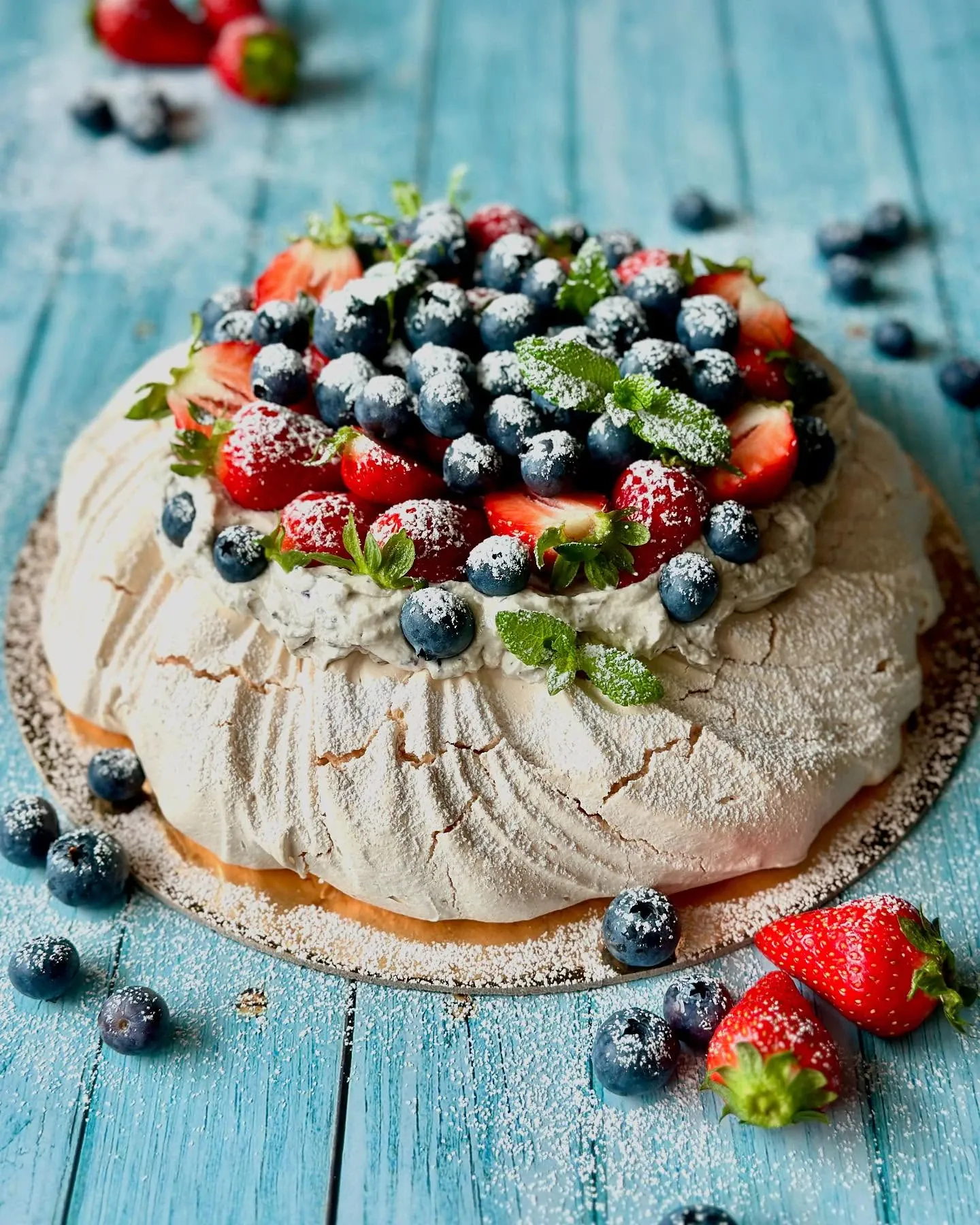 Tort Pavlova z borówkami i truskawkami – lekka beza z kremem mascarpone