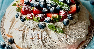 Tort Pavlova z borówkami i truskawkami – lekka beza z kremem mascarpone