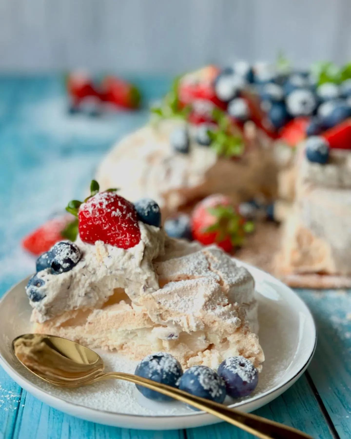 Tort Pavlova z borówkami i truskawkami – lekka beza z kremem mascarpone