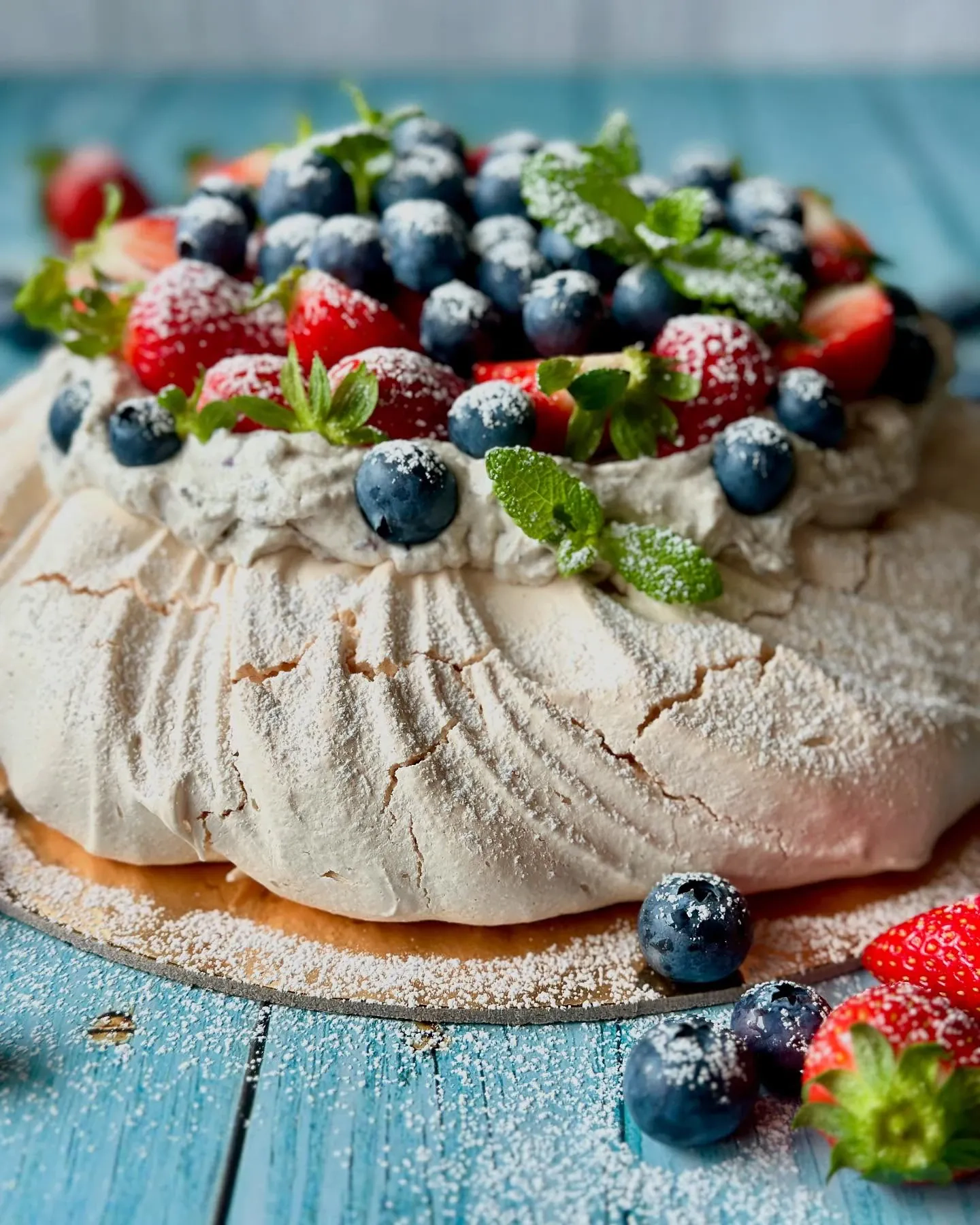 Tort Pavlova z borówkami i truskawkami – lekka beza z kremem mascarpone