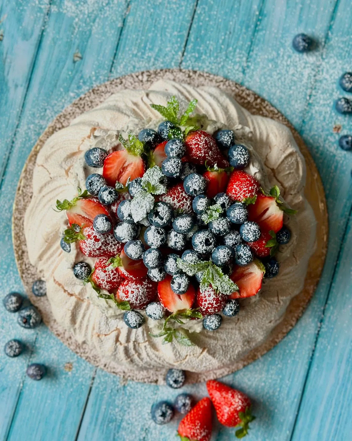 Tort Pavlova z borówkami i truskawkami – lekka beza z kremem mascarpone