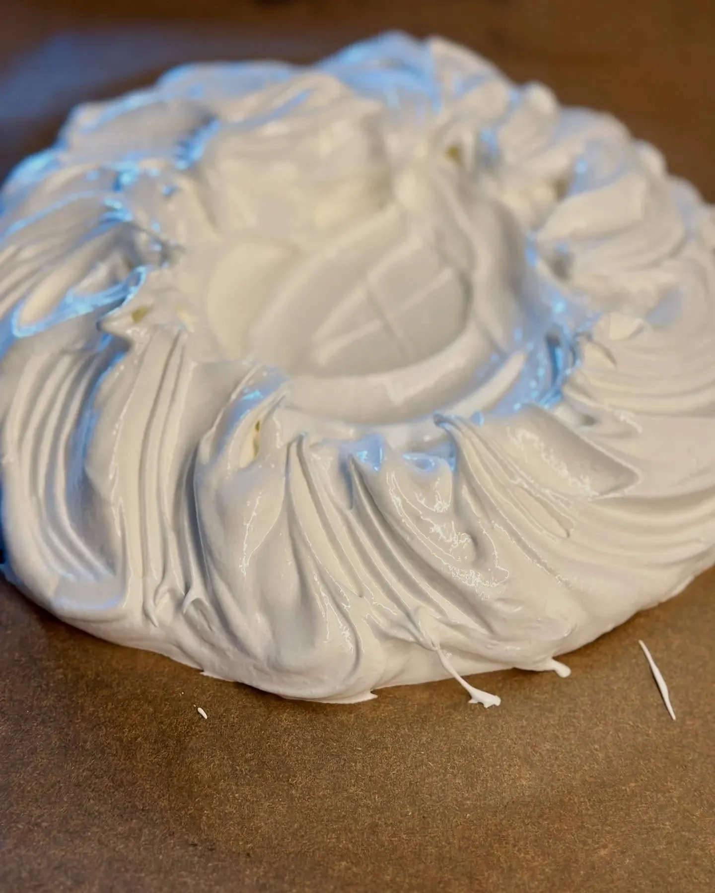 Tort Pavlova z borówkami i truskawkami – lekka beza z kremem mascarpone