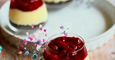 Mini serniczki w szklankach z wiśniami i ciasteczkowym spodem