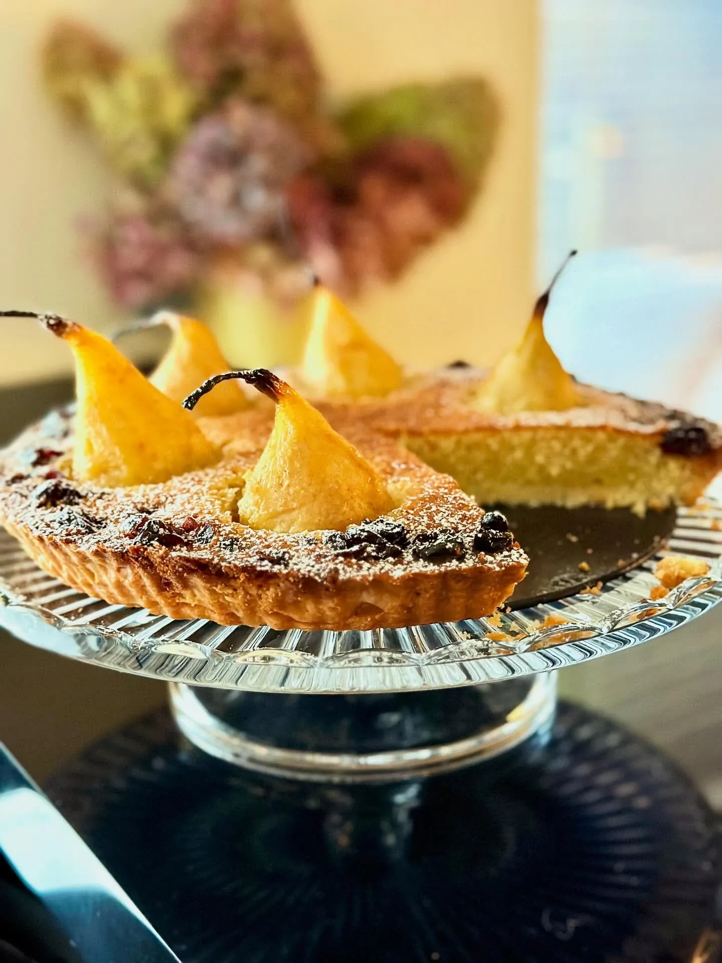 Tarta migdałowa z karmelizowanymi gruszkami